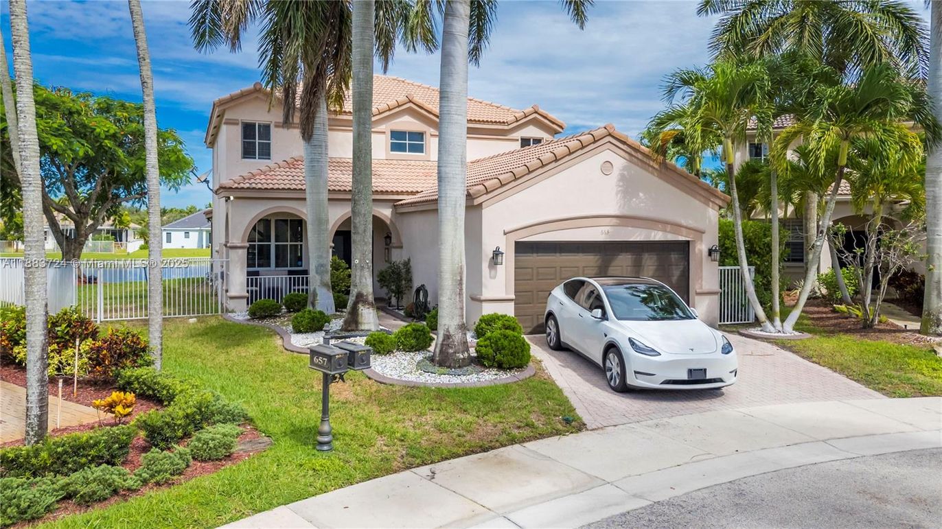 Attached, Exterior, Facade, Mediterranean