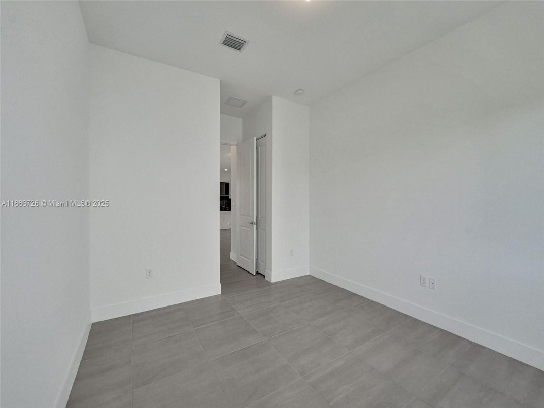 Empty room, Interior