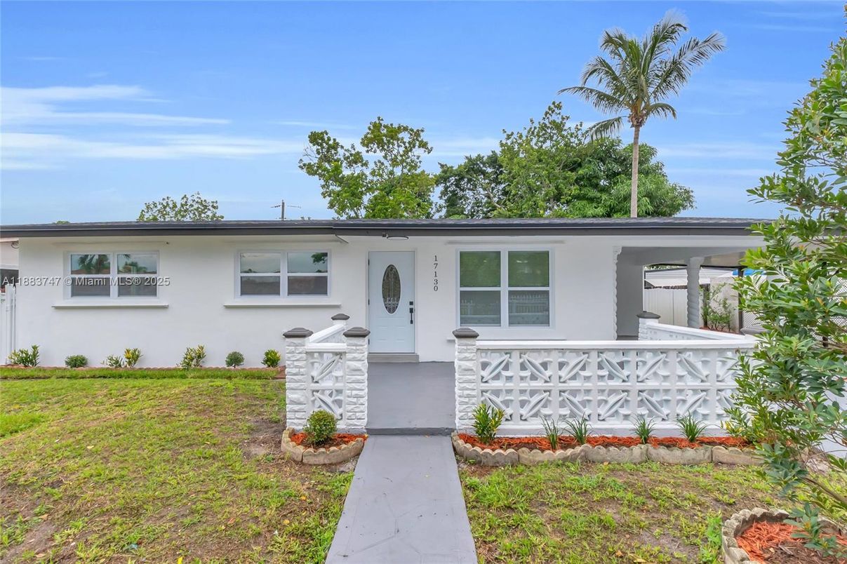 Backyard, Exterior, Facade, Ranch