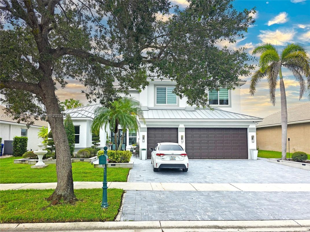 Attached, Exterior, Facade, Mediterranean