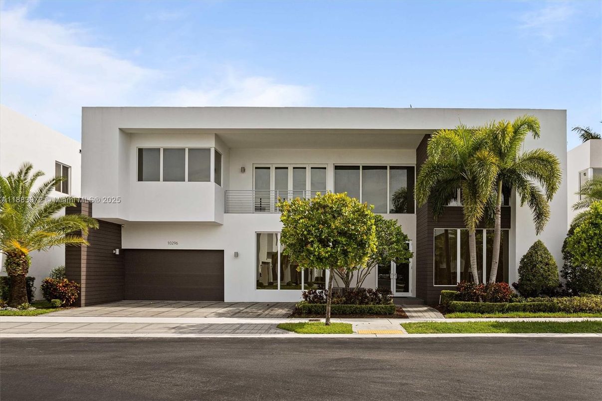 Attached, Exterior, Facade, Modern