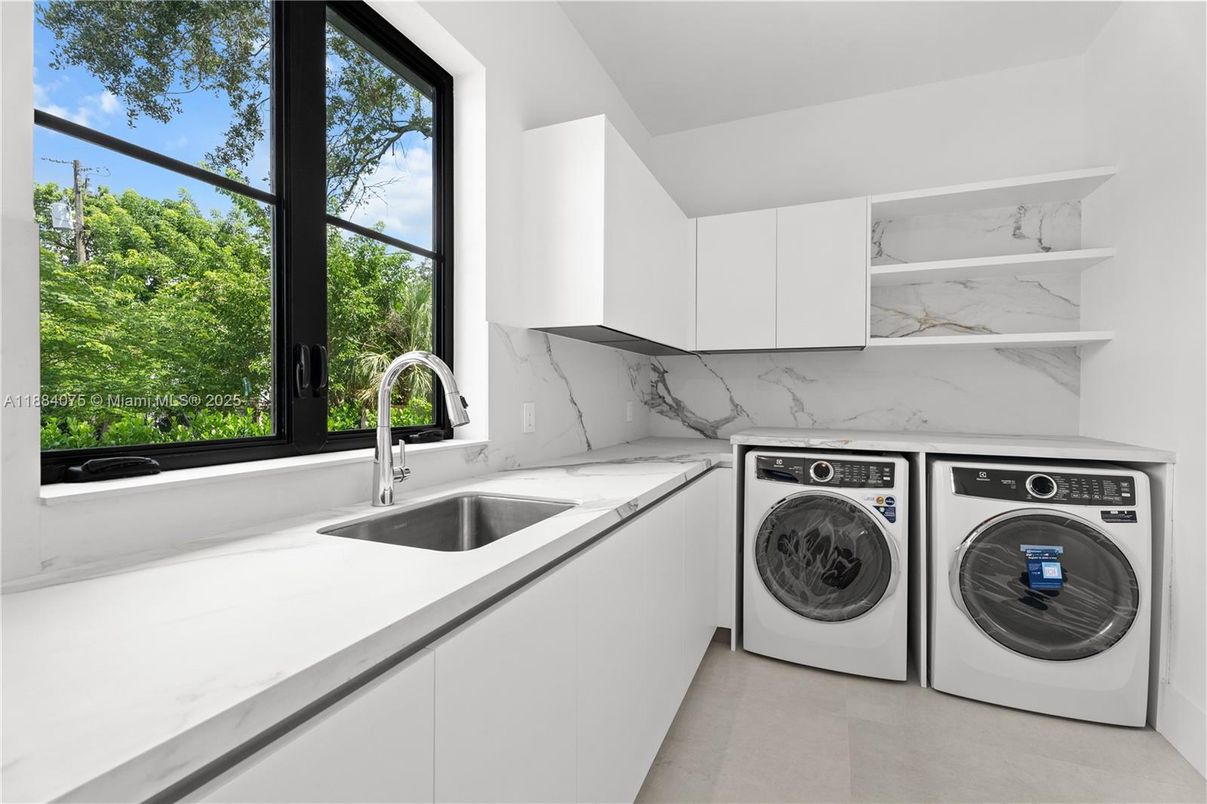 Interior, Marble Walls, Washer