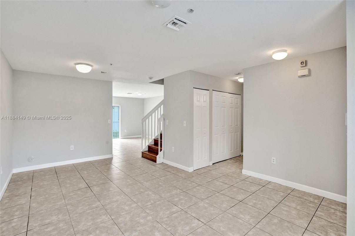 Empty room, Interior