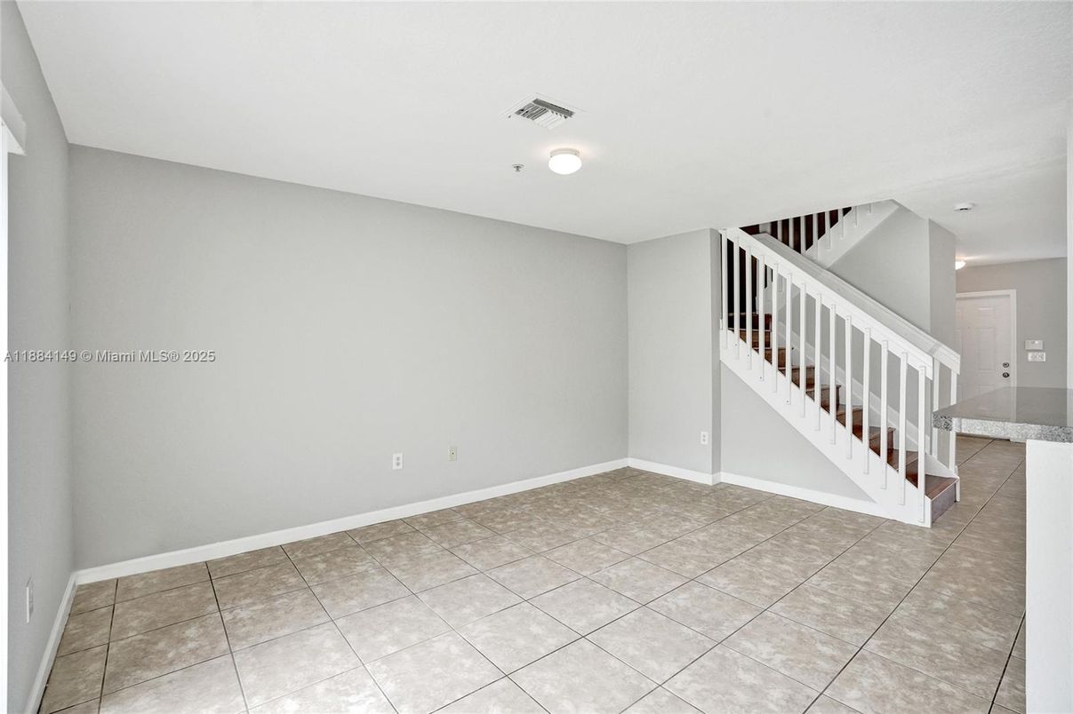 Empty room, Interior