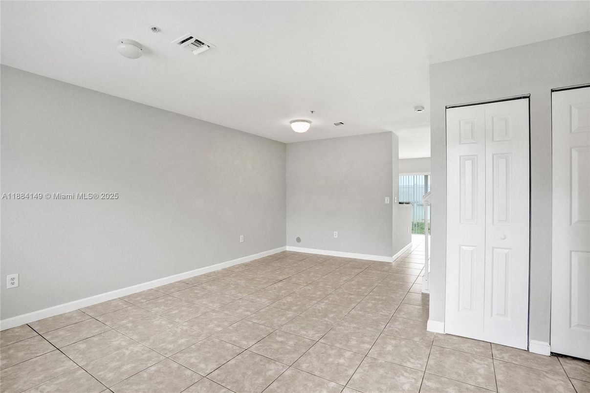 Empty room, Interior