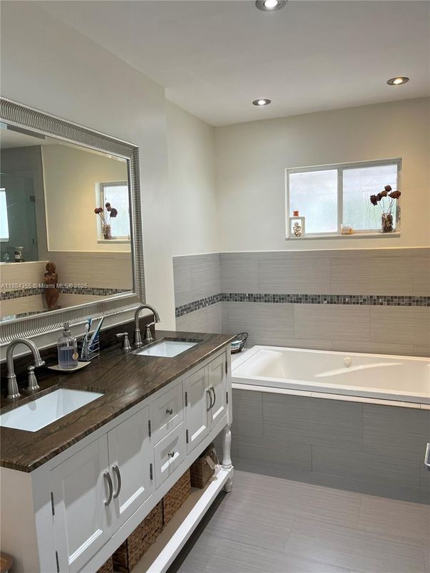 Bathroom, Dual Sink Vanities, Interior, Recessed Lighting