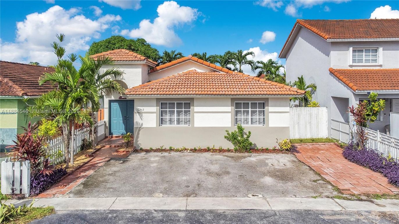 Exterior, Facade, Spanish Mediterranean