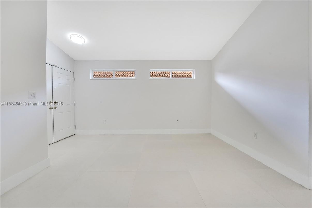 Empty room, Interior