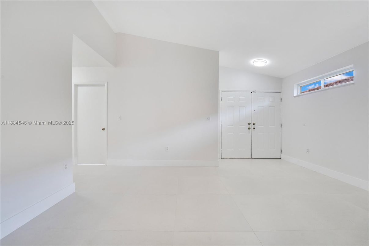 Empty room, Interior