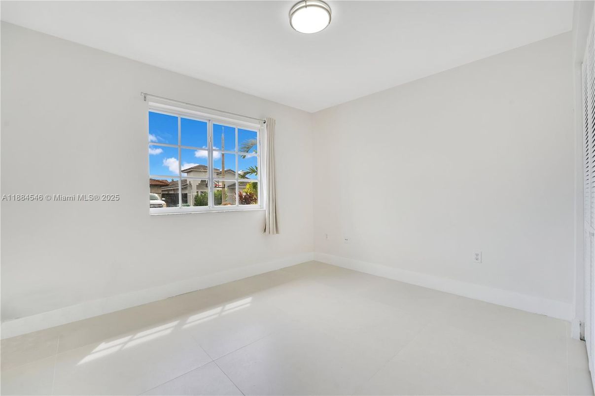 Empty room, Interior