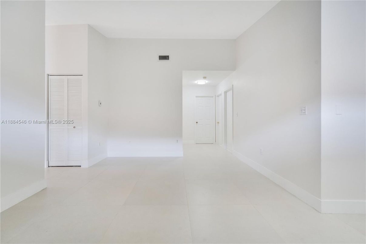 Empty room, Interior