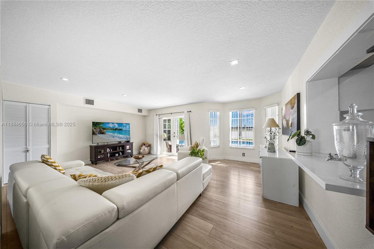 Interior, Living room, Recessed Lighting, Wood Texture Flooring