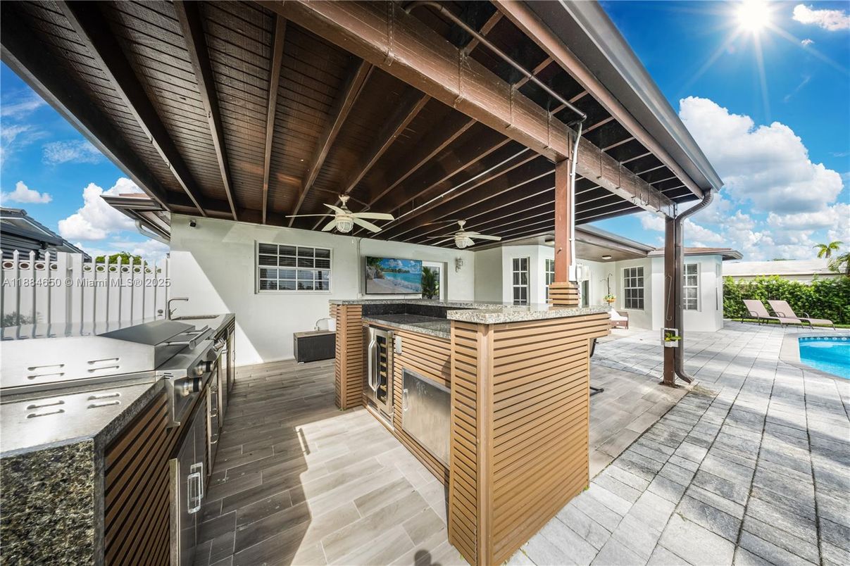 Exterior, Outdoor Kitchen