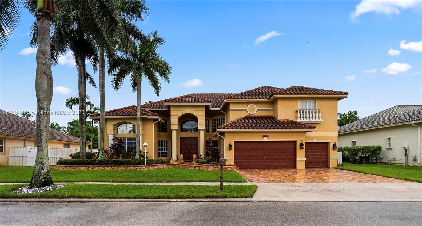 Attached, Exterior, Facade, Mediterranean