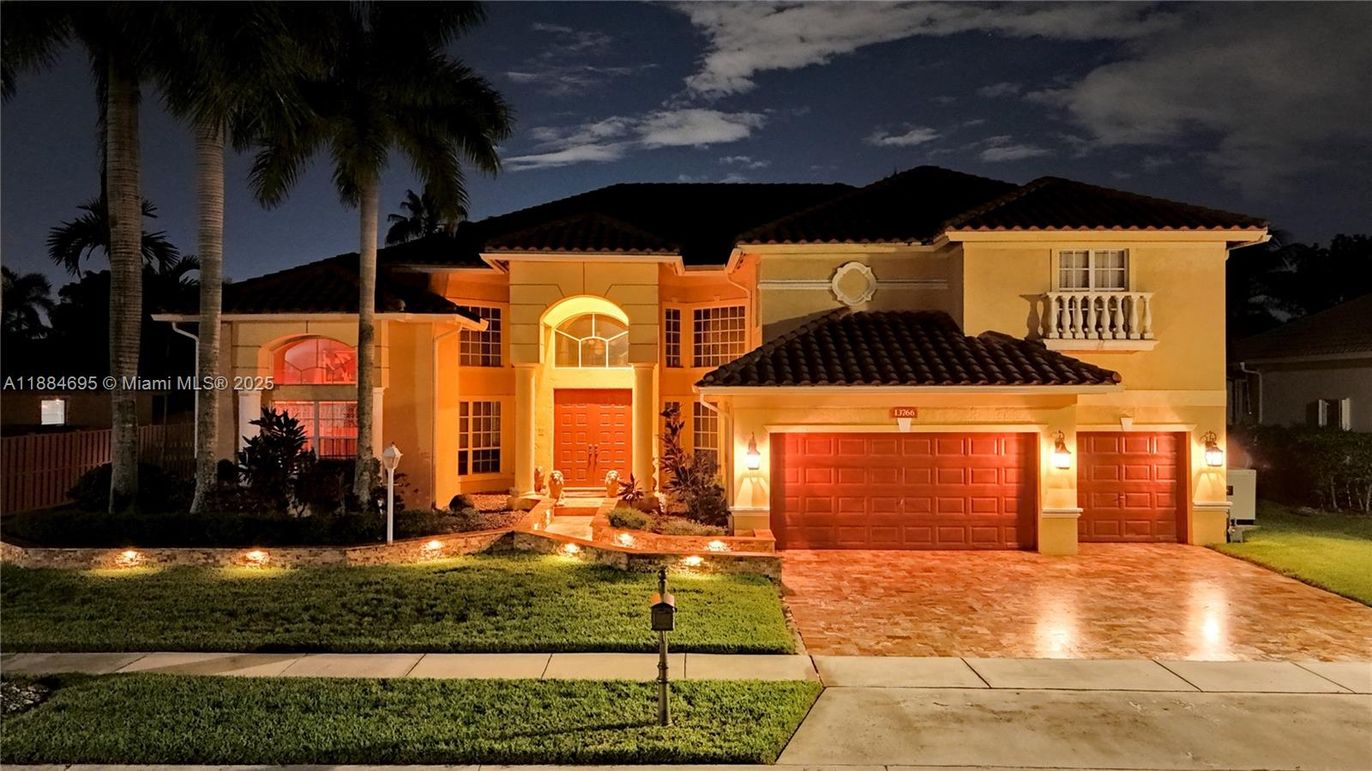 Attached, Exterior, Facade, Mediterranean