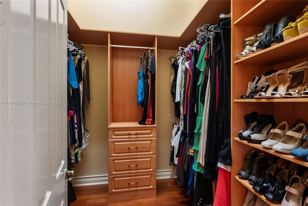 Interior, Walk-in Closets, Wood Texture Flooring