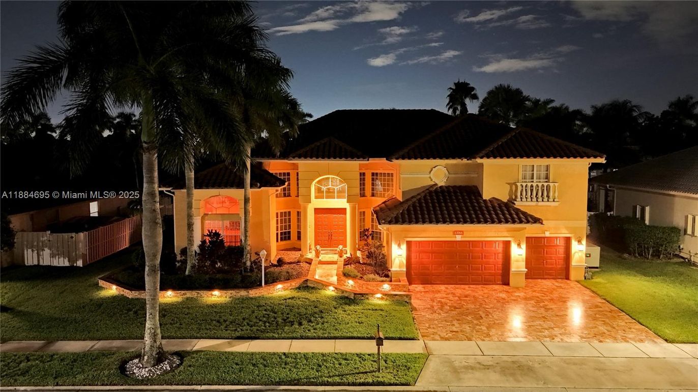 Attached, Exterior, Facade, Mediterranean