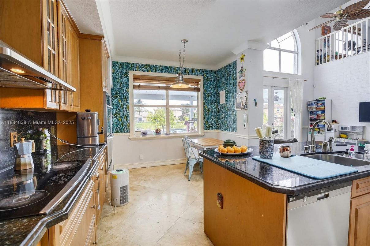 Dining room, Interior, Kitchen, Pendant Lights, Stainless Steel Appliances