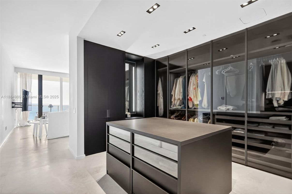 Interior, Recessed Lighting, Walk-in Closets, Water