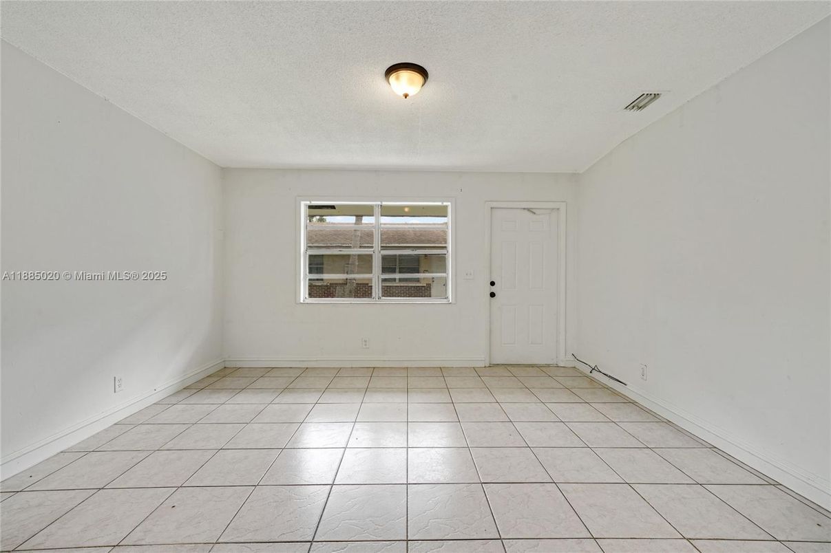 Empty room, Interior