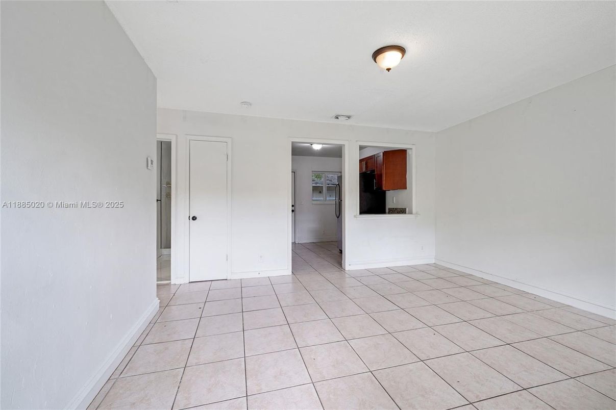 Empty room, Interior