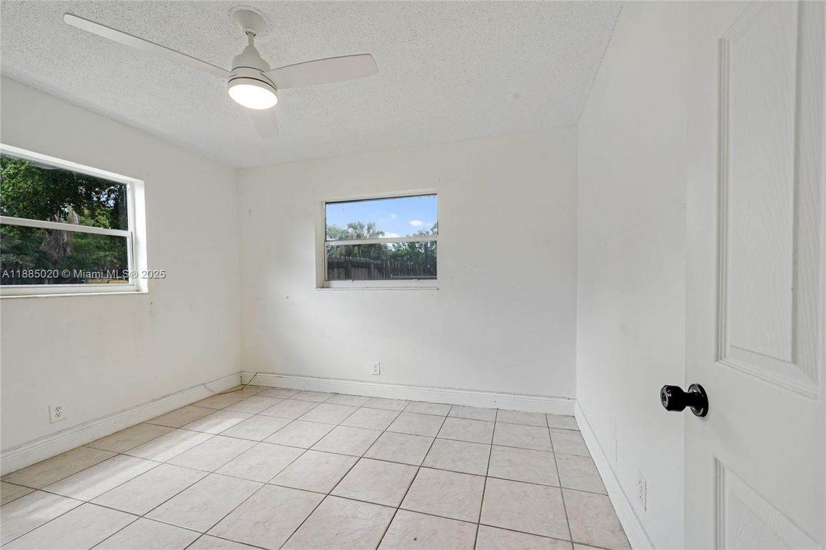 Empty room, Interior