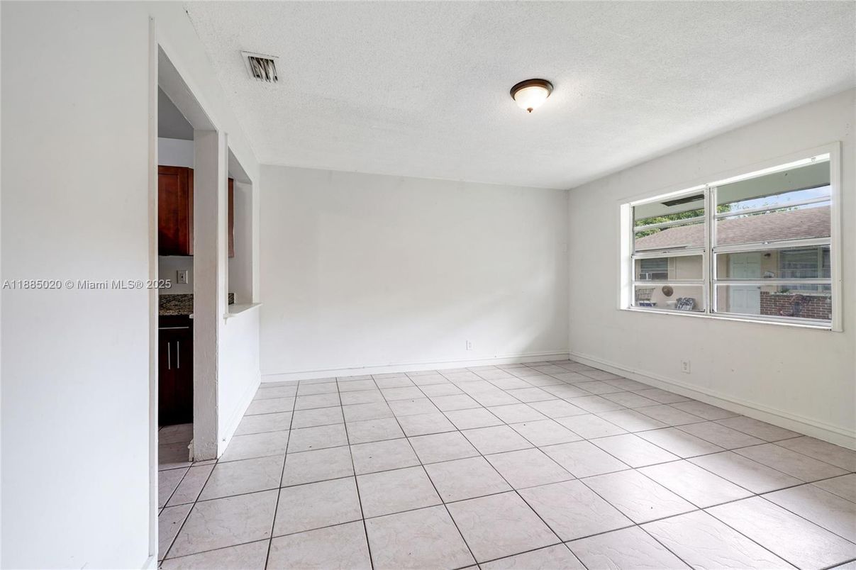 Empty room, Interior