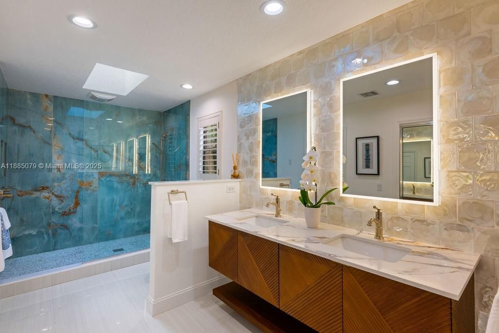 Bathroom, Dual Sink Vanities, Interior, Recessed Lighting