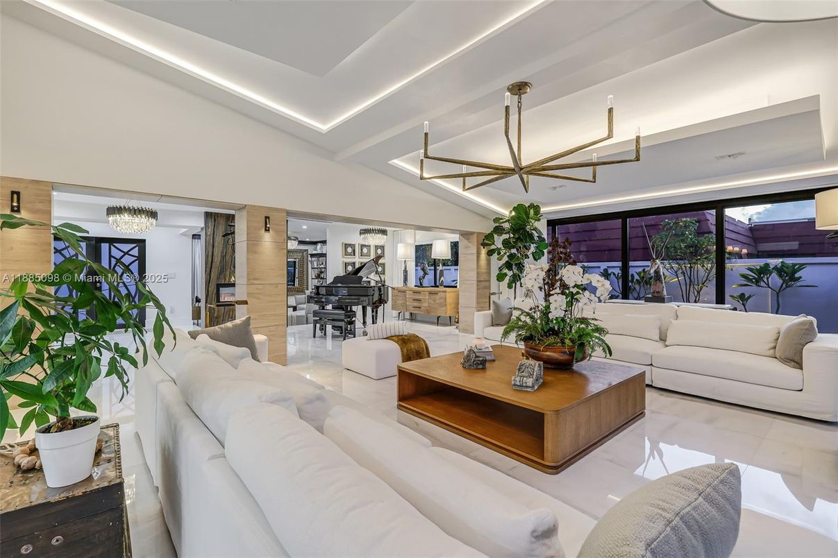 Chandelier, Dining room, Interior, Living room, Pendant Lights, Piano