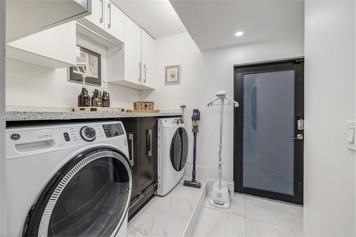 Interior, Marble, Recessed Lighting, Washer