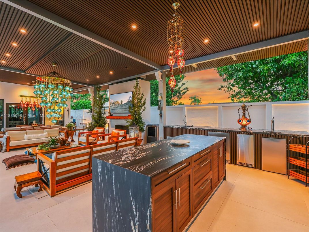 Exterior, Outdoor Kitchen, Pendant Lights, Recessed Lighting