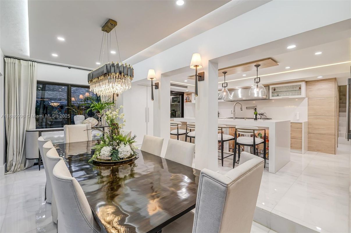 Chandelier, Dining room, Interior, Kitchen, Marble, Pendant Lights, Recessed Lighting