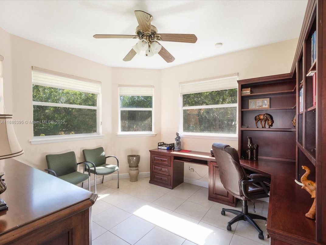 Home Office, Interior