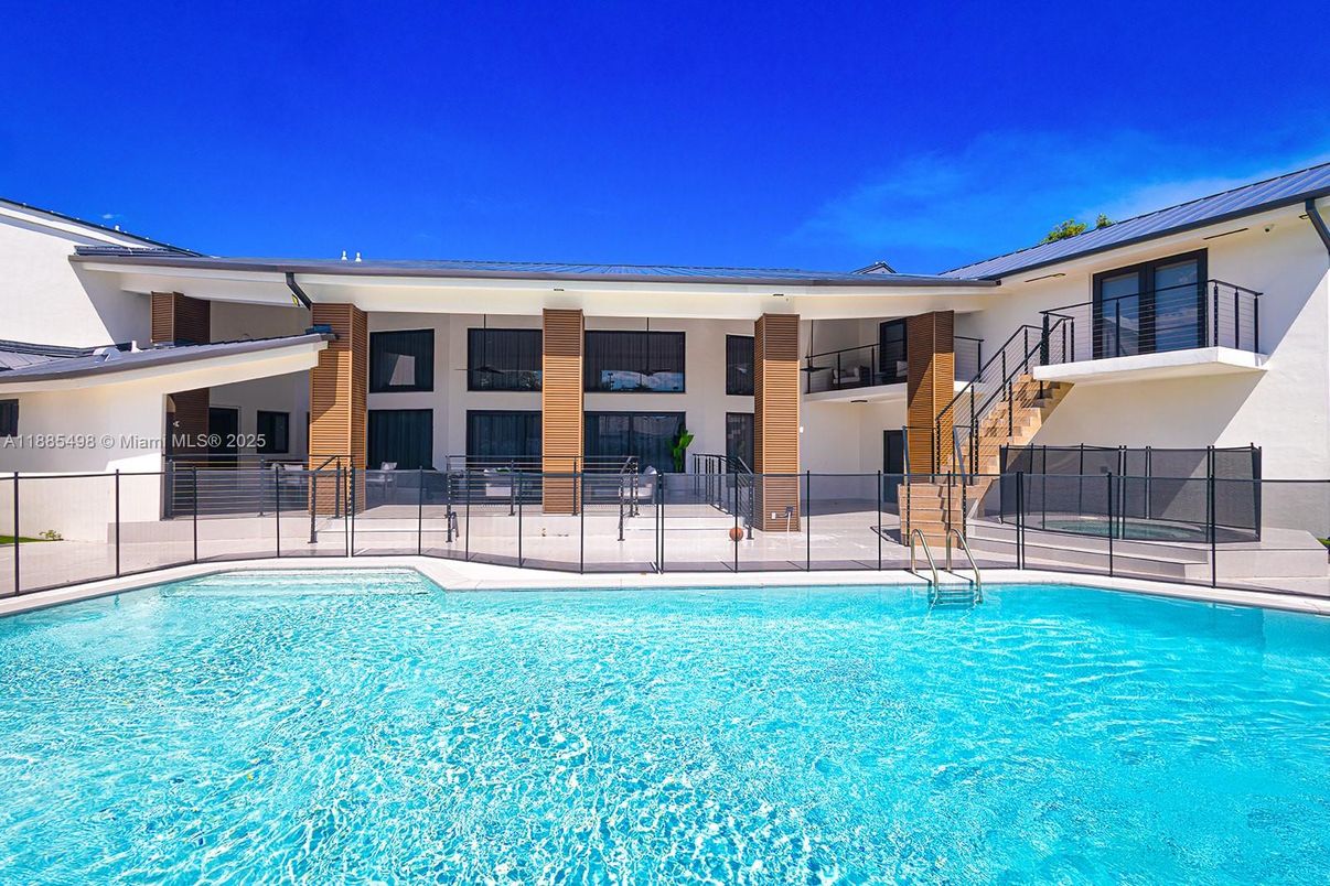 Exterior, Pool