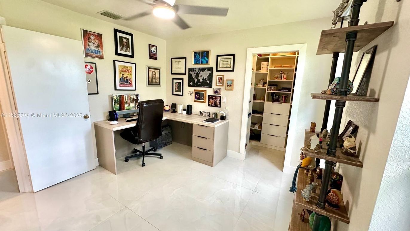 Home Office, Interior