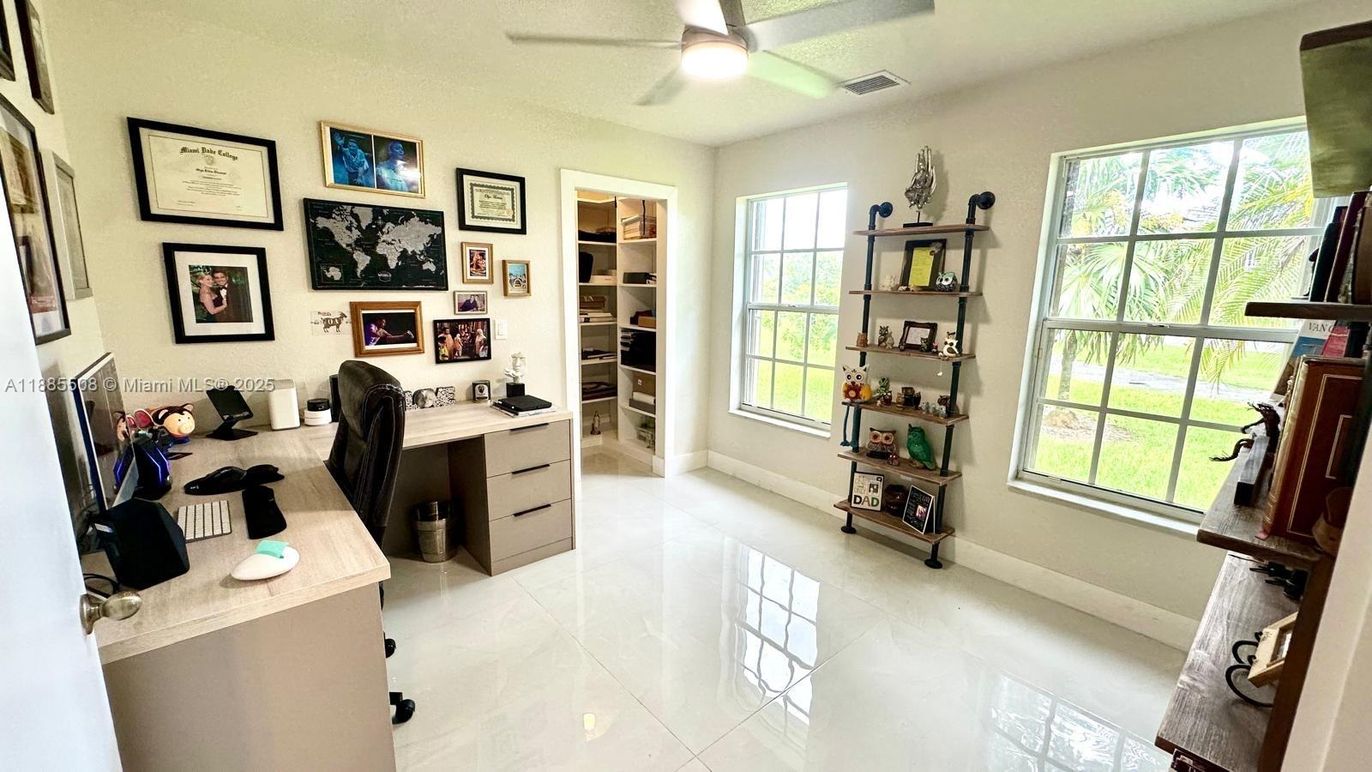 Home Office, Interior