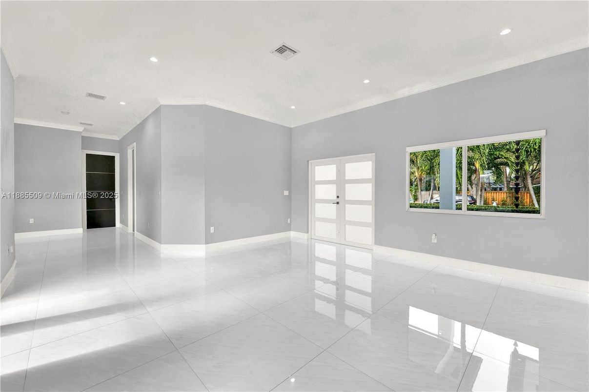 Empty room, Interior, Recessed Lighting