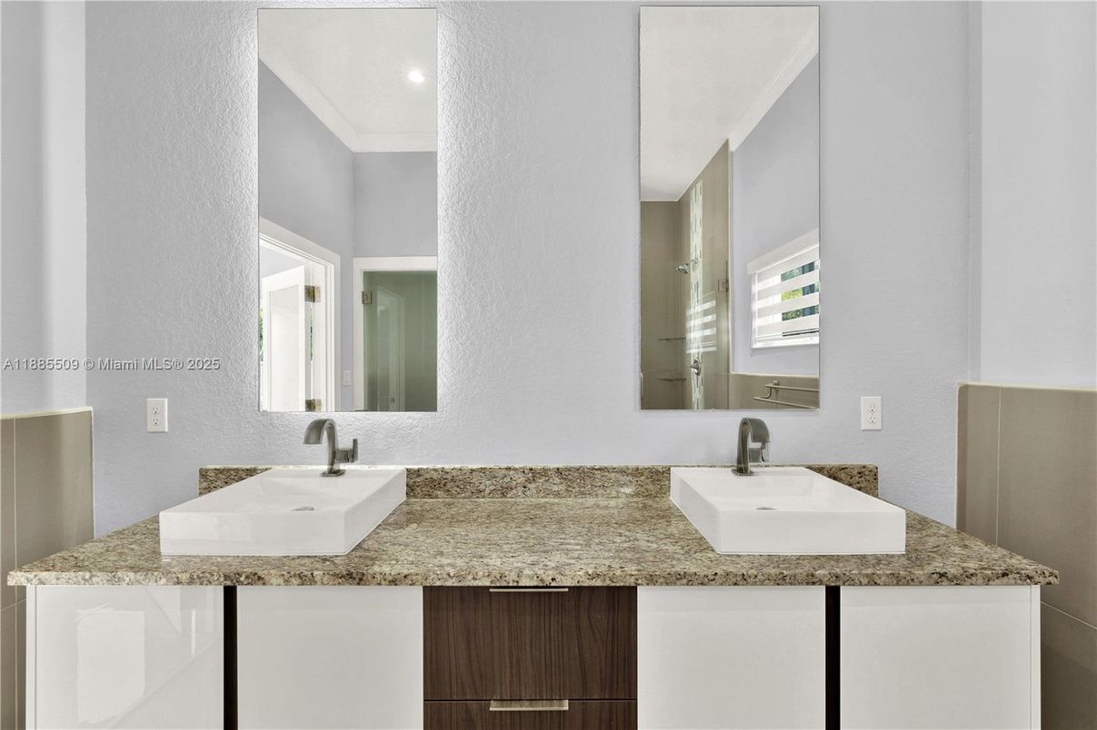 Bathroom, Dual Sink Vanities, Interior, Recessed Lighting