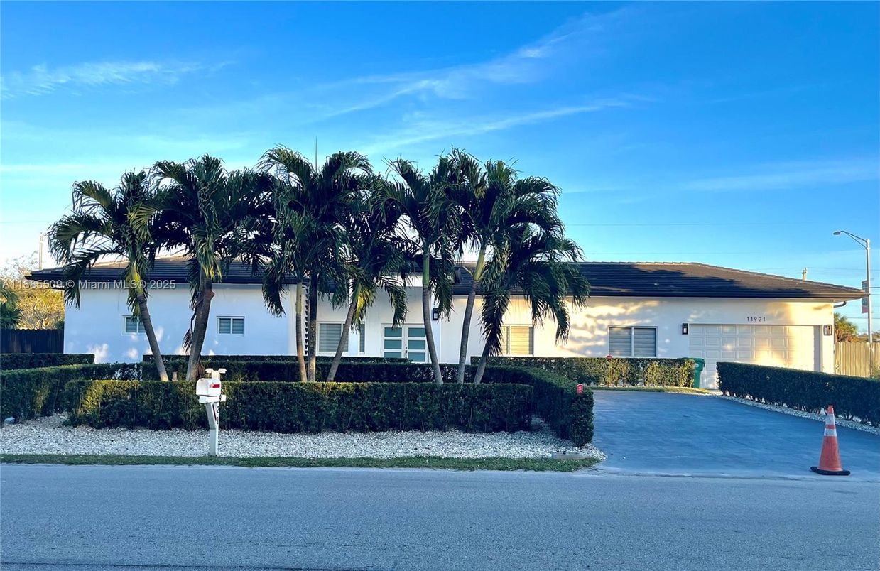 Attached, Exterior, Facade, Modern