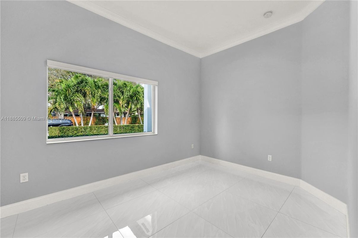 Empty room, Interior