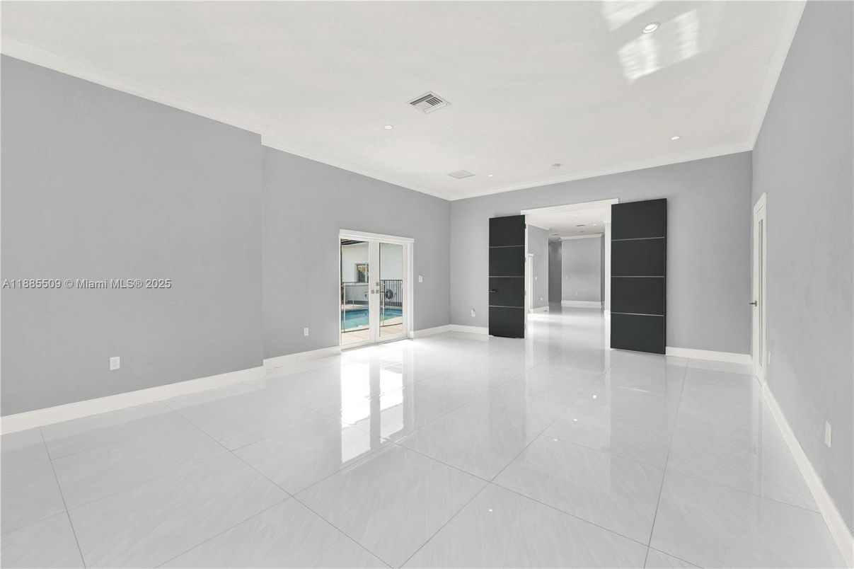 Empty room, Interior, Recessed Lighting