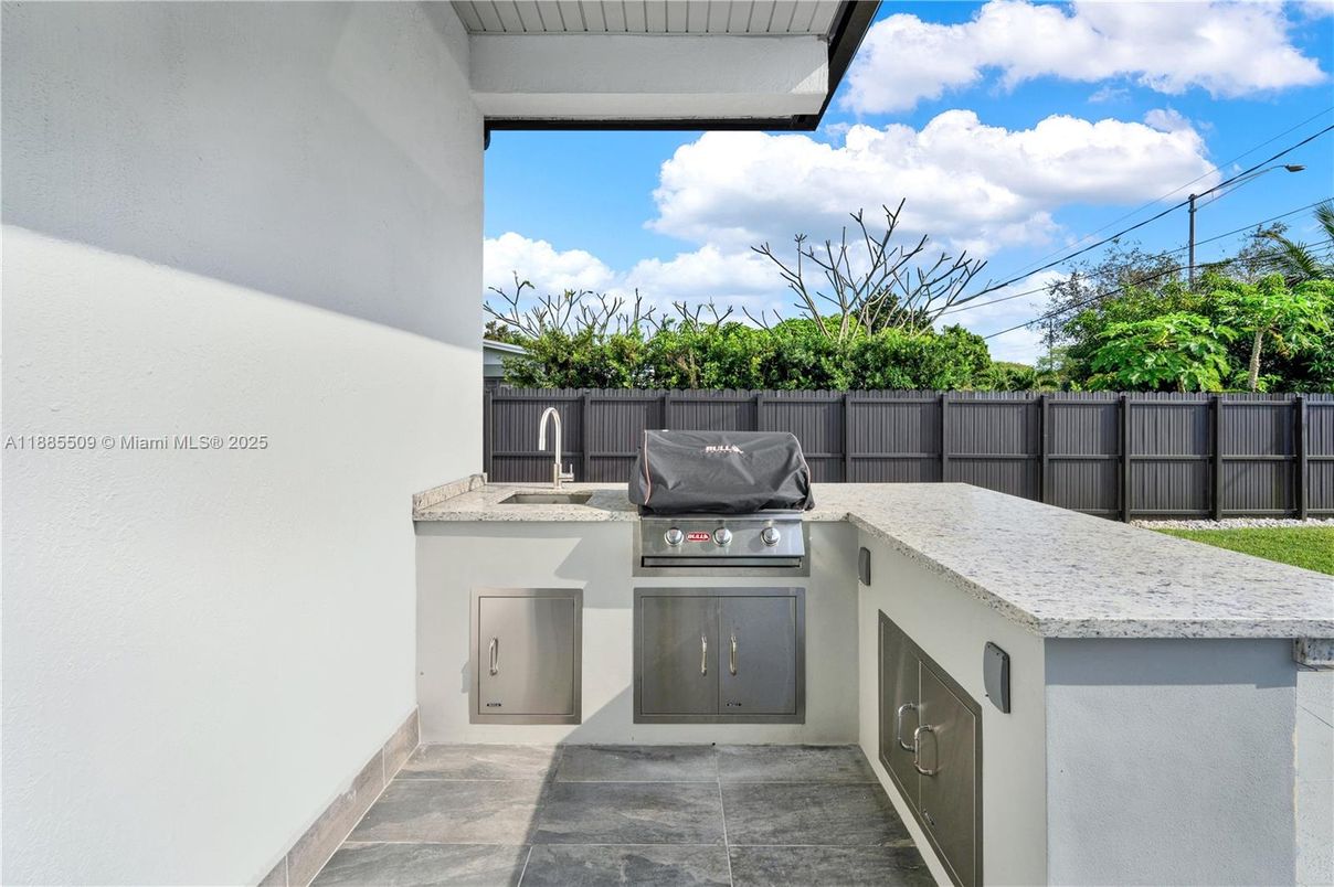 Exterior, Outdoor Kitchen