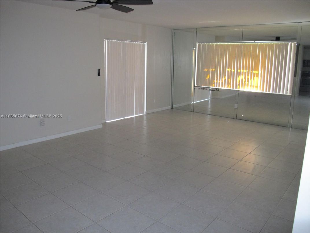 Empty room, Interior