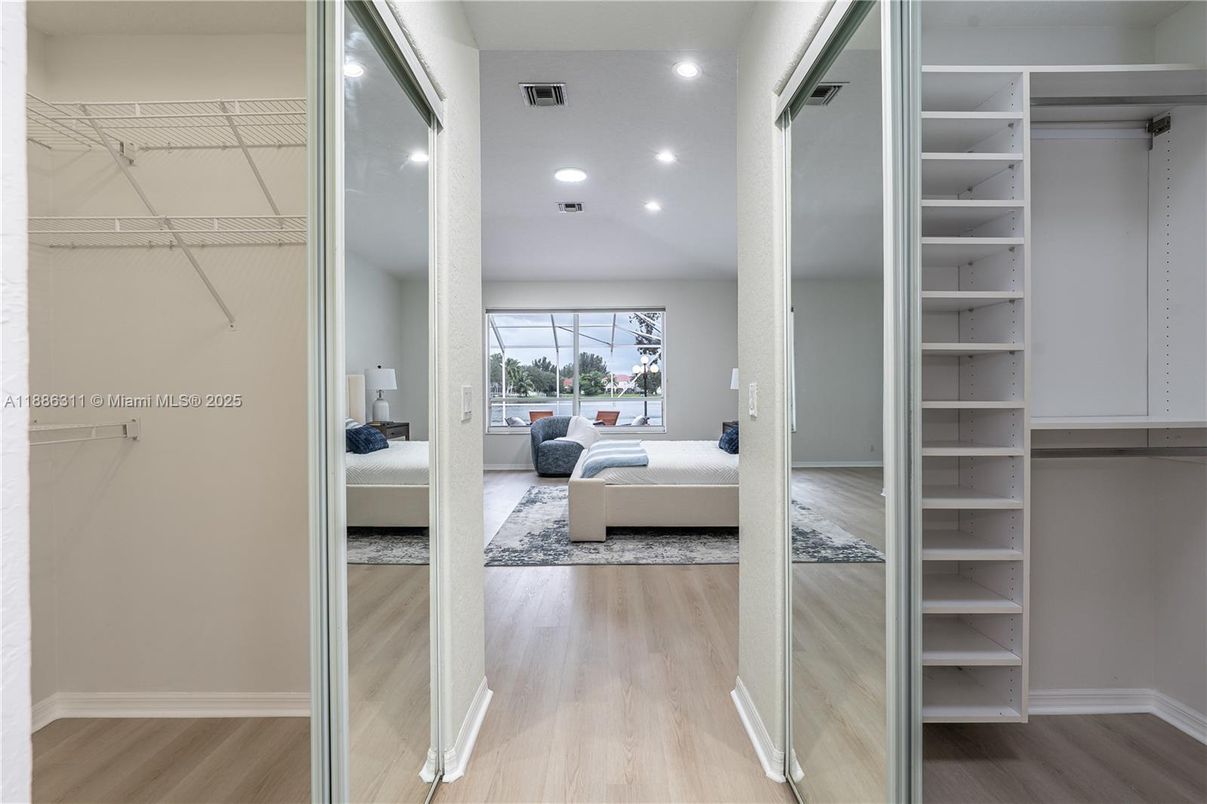 Bedroom, Interior, Recessed Lighting, Walk-in Closets, Wood Texture Flooring