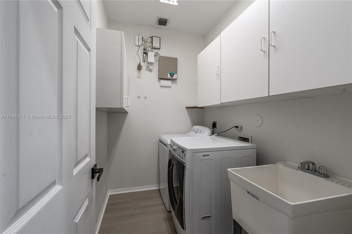 Interior, Washer, Wood Texture Flooring