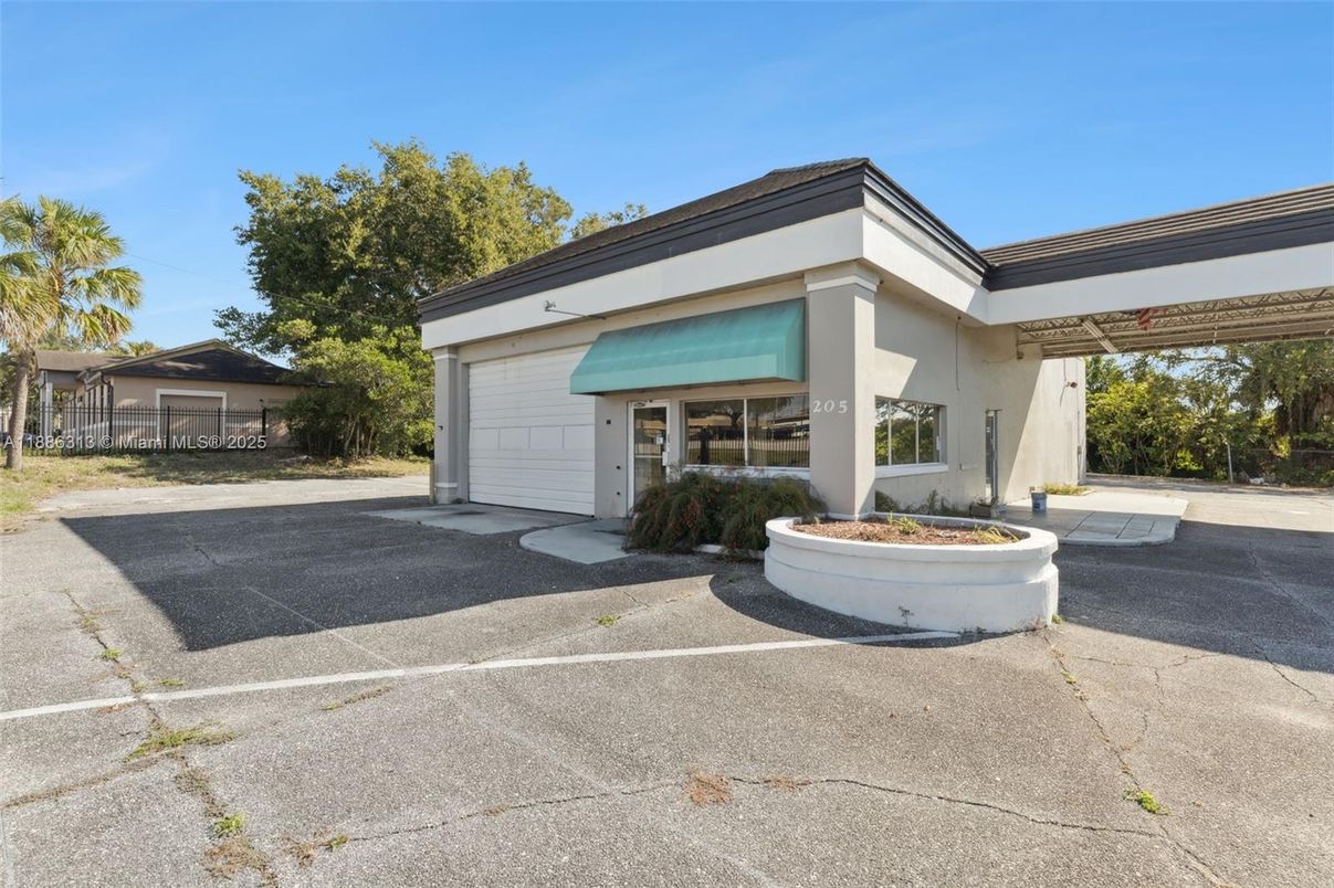 Backyard, Detached Garage, Exterior