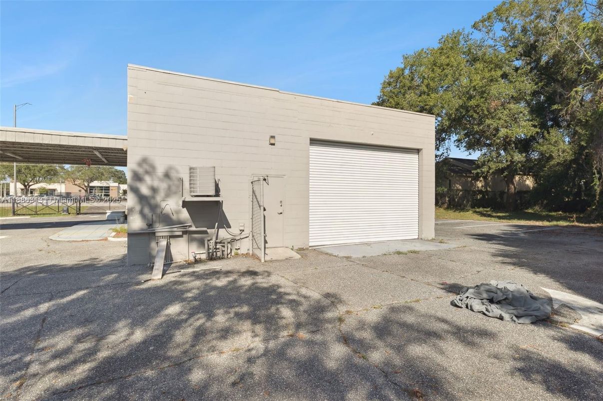 Detached Garage, Exterior