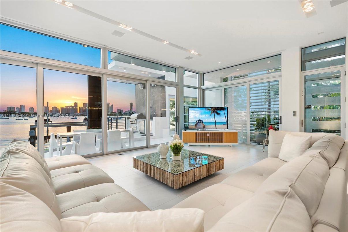 Interior, Living room, Recessed Lighting, Water