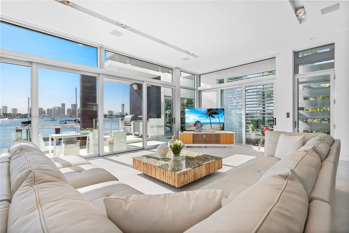 Interior, Living room, Water