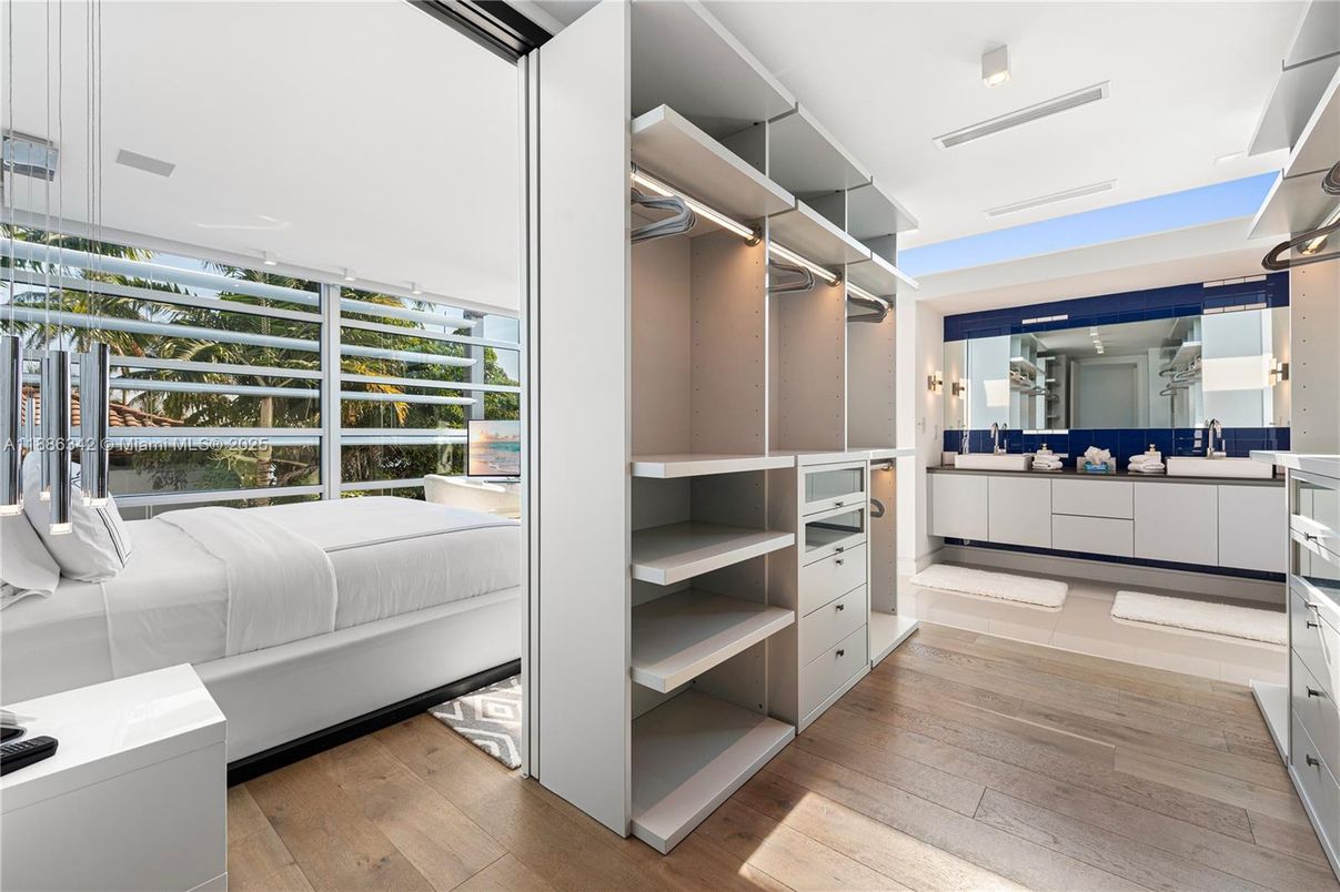 Bedroom, Interior, Recessed Lighting, Walk-in Closets, Wood Texture Flooring